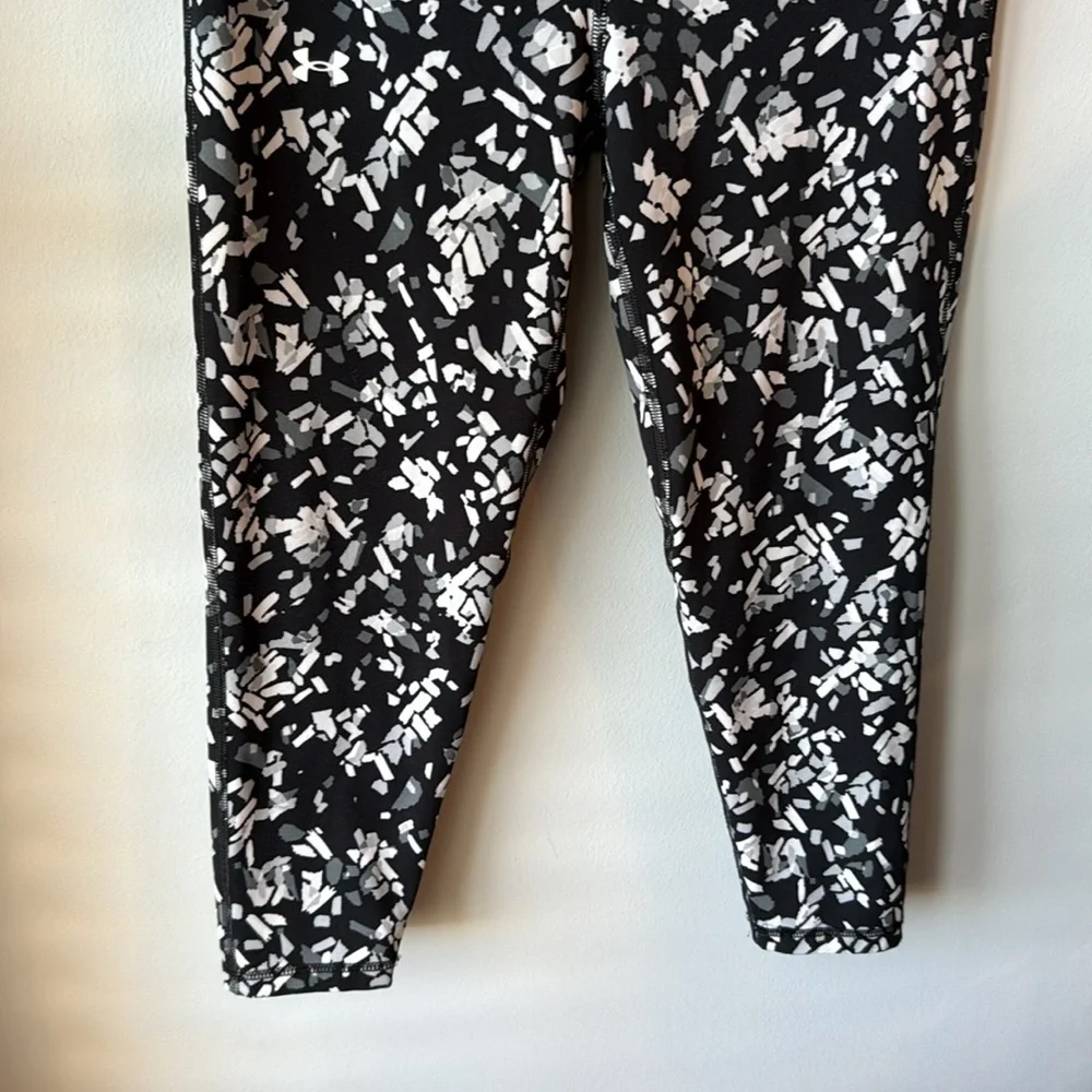 Under Armour Girls Cropped Black and‎ White Leggings